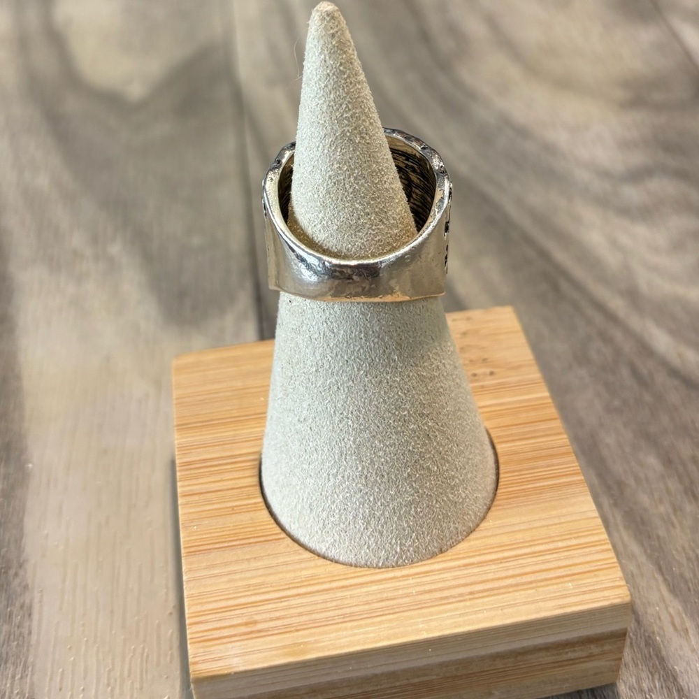 Intricate Silver Ring with Green Heart Stone - Picture 5 of 5